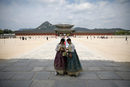Жени, носещи корейски традиционни костюми, пред двореца Кьонбок в Сеул, Южна Корея.