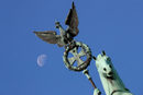Луната над Квадрига на Бранденбургската врата в Берлин, Германия.