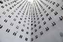 По един чифт обувки с токчета за всяка жена, убита от съпруга си през 2018 г. в Турция. Това изобразява новата инсталация с общо 440 чифта черни обувки на турския художник Вахит Туна, която бе открита преди броени дни на стените на две сгради в Истанбул.
