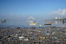 Събиране на рециклируеми отпадъци на плаж в Мумбай, Индия.