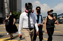 Правителството на Хонконг забрани носенето на маски по време на протести. Мярката е част от опитите за урегулиране на ситуацията в града, където вече четири месеца продължават сблъсъците между полицията и демонстрантите.<br />