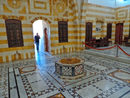 Стените и таваните са покрити със сложни дърворезби и боядисано дърво, украсени с арабска калиграфия. Мраморните фонтани и панели са проектирани така, че да охлаждат помещенията през лятото, а месинговите мангали са готови да отопляват хладния каменен интериор през зимата. Северната страна на този двор – Dar Al Kataba, служи за кабинети на секретарите.