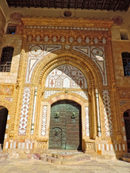 Монументалната арка е вляво и е вход към крилото за приеми, което се състои от чакалня и зала. Това е най-орнаментираната стая в двореца. Чакалнята има една-единствена колона, която подкрепя свода и е известна като "стаята на колоната".