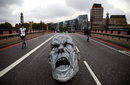 Скулптура, направена от активисти на движението срещу климатичните промени, е поставена на пътя на Ламбет бридж по време на протеста в Лондон, Великобритания.