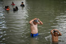 Мигрантите се къпят в река Рио Гранде в близост до импровизиран лагер, за търсещи убежище, Тамаулипас, Мексико.