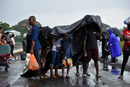 Мигранти се пазят от дъжда в Тузантан, щата Чапас, Мексико.