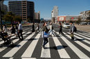Хора пресичат път в Оита, Япония.