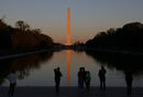 Момент от деня във Вашингтон, САЩ. В кадър Уошингтън монюмънт. построен в чест на първия президент на САЩ Джордж Вашингтон. Представлява висок 555 фута (около 170 м) мраморен обелиск.<br /><br />