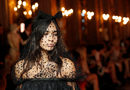 Модел демонстрира черна рокля от тюл по време на модното ревю на дизайнера Джамбатиста Вали и компанията H&M в Рим, Италия.