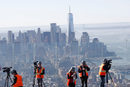 Представители на медиите са заснети на наблюдателната площадка Edge, рекламирана като най-високата на Западното полукълбо, Манхатън, Ню Йорк, САЩ.
