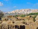 Долината на храмовете се намира в непосредствена близост до град Агридженто, Сицилия, чието древно име е Акрагас. Това е била една от най-процъфтяващите гръцки западни колонии през V век пр. Хр.