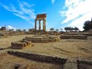 Разхождайки се сред руините, човек може да види някои олтари с "ботрос" – кръгли жертвени ями, чийто най-голям представител е зад Храма на Диоскурите.