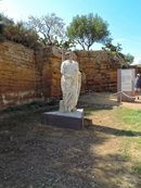 Загубата на главите обаче не дава възможност за идентификация - дали са принадлежали към антуража на императора, или са били важни персони, живеещи в Агригентум. Те са сходни с групата статуи, открити в т.нар. Римски гимнастически салон в Сиракуза, датиращ от I-II век.