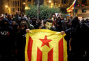 Страстите в страната се разпалиха след 14 октомври заради решението на Върховния съд на страната, който осъди редица каталунски политици на до 13 години затвор за съучастничество в организирането на референдума за независимост от 2017 година, припомня ТАСС.