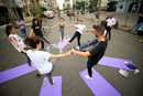 Хора практикуват йога на улица по време на продължаващите антиправителствени протести в Сидон, Ливан.