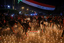 Демонстранти палят свещи в памет на жертвите, убити на антиправителствен протест в град Кербала, Ирак.