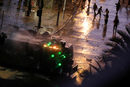 Чилийската полиция разпръсква с водно оръдие демонстранти срещу правителството в Сантяго.