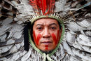 Лидер на бразилската коренна общност участва в протест срещу унищожаването на горите на Амазонка, който се състоя пред седалището на Европейската комисия в Брюксел, Белгия.