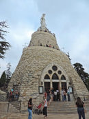Светилището е увенчано с огромна 15-тонна бронзова статуя, чиято височина е 8.5 м, а диаметърът ѝ е 5.50 метра.