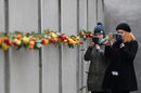 Цветя на мемориала, който символизира Берлинската стена. Европа днес отбелязва 30 г. от падането й. Снощи в Берлин европейски лидери отбелязаха събитието.