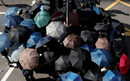 Протестиращите носят чадъри на демонстрация в Хонконг, Китай.