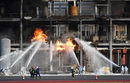 Пожарникари участват в симулация на пожар в химически индустриален парк в Шаоксин, Китай.