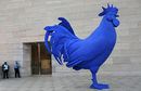 Скулптура на гигантски син петел, наречена "Hahn/Cock'" на германската художничка Катарина Фрич, беше поставена пред Националната художествена галерия във Вашингтон.