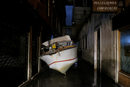 Водно такси във Венеция е заседнало на наводнена част на града.