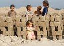 Деца си играят в тухларна в предградие на Джалалабад, Афганистан.