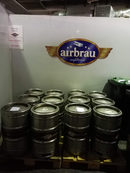 Бирарията Airbräu произвежда на място бирата си, като 85% от продажбите ѝ се осъществяват изцяло на територията на летището.