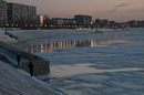 Хората стоят върху насип на река Иртиш в мразовит ден в Омск, Русия.