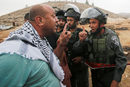 Палестински демонстрант спори с израелски гранични полицаи по време на протест близо до Хеброн, Израел.