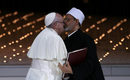 Папа Франциск и Великият имам Ахмед Ал Тайеб, шейх на Ал Азхар, се целуват след подписване на документ за борба с екстремизма по време на междурелигиозна среща на Мемориала на основателя в Абу Даби, Обединени арабски емирства.