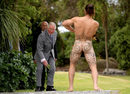 Британският принц Чарлз участва в ритуал по време на неговото посрещане в Таканханга Мара в Кайкура, Нова Зеландия.