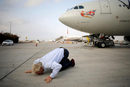 Ричард Брансън целува земята на международното летище Бен Гурион близо до Тел Авив, Израел.