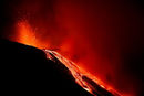 Лава изригва от вулкана Стромболи, Италия.