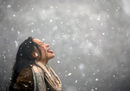 Жена се опитва да хване снежинки с езика си по време на снеговалеж в Катманду, Непал.
