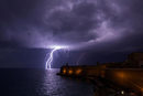 Мълния удря в морето край Форт Сейнт Елмо по време на буря във Валета, Малта.