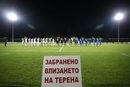 Футболистите на "Славия" и "Левски" се поздравяват преди мача им.
