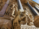 Изображение на Пророк Даниил с лъвове в основата на една от колоните на западната фасада.