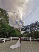 "Забелязахме към 14 часа, че от кратера започва да се издига дим и след това вулканът започна да изхвърля тонове пепел на километри височина", разказва фотографът. После се оказва, че и други младоженци са попаднали в същата ситуация.