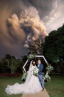 Това буквално е експлозивно начало на един брак във Филипините. Сватбеният фотограф Рандолф Евън неволно направи вероятно най-драматичните кадри в кариерата си благодарение поредното изригване на вулкана Таал.