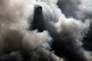 Демонстрант, обвит в дим от горящи гуми, по време на продължаващите антиправителствени протести в Кербала, Ирак.