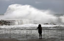 Бурята "Глория" вдигна високи вълни на плажа Барселонета, в Барселона, Испания