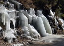 Сняг няма, но ледени водопадчета покрай пътя привличат окото.