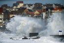 Вълни се блъскат във вълнолом във Франция.