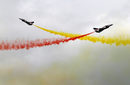 Пилоти от Военновъздушните сили на Народоосвободителната армия демонстрират уменията си на въздушно шоу в Сингапур.