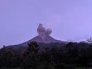 След няколко години на затишие най-активният индонезийски вулкан Мерапи изригна днес.<br /><br />Изригването продължи 7 минути, а вулканът изхвърли стълб от пушек и пепел на височина от 6 хил. метра, съобщава Ройтерс.