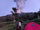 Жителите на околните населени места са предупредени да не навлизат в зона с радиус 3 км от вулкана.<br /><br />Мерапи се издига на височина 2 968 м, а най-голямото му изригване бе през 2010 г., когато загинаха над 353 души, припомня БТА.