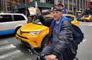 Мъж се опитва да продаде бутилка дезинфектант и торба със защитни маски, докато кара колело през "Таймс Скуеър" в Ню Йорк, САЩ.